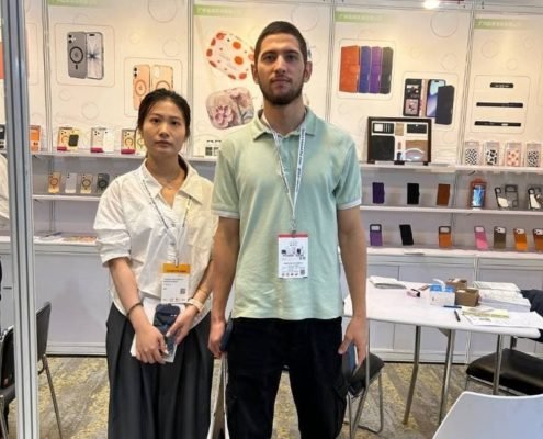 OEM phone case manufacturer meeting with overseas customer at Global Sources