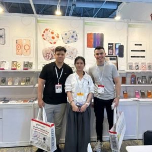 LM-global-sources-phone-case-manufacturer-client-photo-3.jpg Overseas buyers visiting our OEM mobile accessories exhibition booth