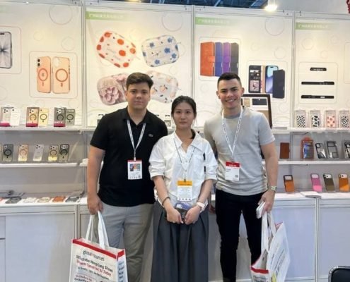 LM-global-sources-phone-case-manufacturer-client-photo-3.jpg Overseas buyers visiting our OEM mobile accessories exhibition booth