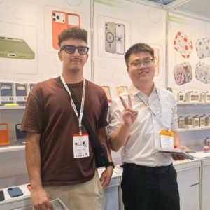 LM-global-sources-phone-case-manufacturer-client-photo-4.jpg Customer visiting our OEM phone case factory exhibition booth