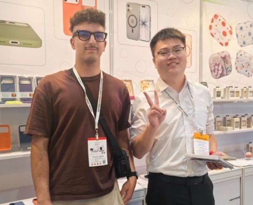 LM-global-sources-phone-case-manufacturer-client-photo-4.jpg Customer visiting our OEM phone case factory exhibition booth